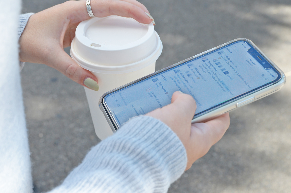 Person interagiert mit einer Progressive Web App auf ihrem Smartphone.