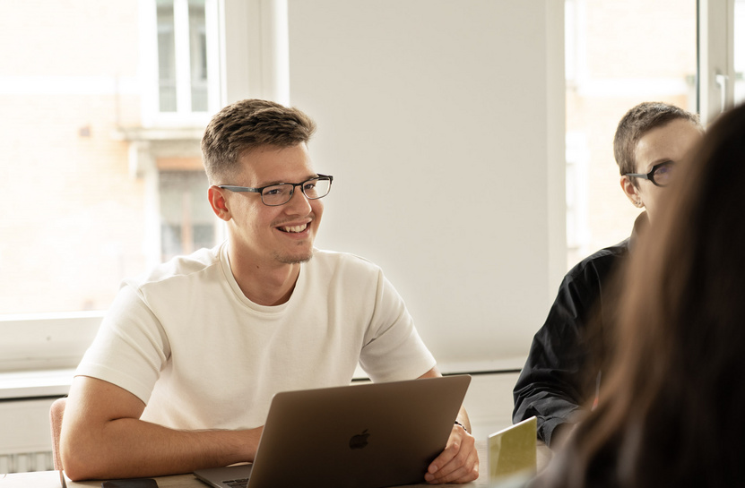 <h3>Du bist deiner Lehrstelle ein Stück näher, wenn...</h3>
<ul class="ce-item-ul-regular"> <li>du die obligatorische Schulzeit abgeschlossen hast</li> <li>du gute Leistungen in Mathematik und Sprachen mitbringst</li> <li>du Freude am Umgang mit Kund:innen und Kolleg:innen hast</li> <li>du eine kreative Denkweise besitzt</li> <li>du ein gutes technisches Verständnis und Anwenderkenntnisse in den gängigsten Office-Programmen vorweisen kannst</li> <li>du eine selbstbewusste, offene, mitdenkende und diskrete Persönlichkeit bist</li> </ul> <h3>Du bist deiner Lehrstelle ein Stück näher, wenn...</h3>
<ul class="ce-item-ul-regular"> <li>du die obligatorische Schulzeit abgeschlossen hast</li> <li>du gute Leistungen in Mathematik und Sprachen mitbringst</li> <li>du Freude am Umgang mit Kund:innen und Kolleg:innen hast</li> <li>du eine kreative Denkweise besitzt</li> <li>du ein gutes technisches Verständnis und Anwenderkenntnisse in den gängigsten Office-Programmen vorweisen kannst</li> <li>du eine selbstbewusste, offene, mitdenkende und diskrete Persönlichkeit bist</li> </ul>