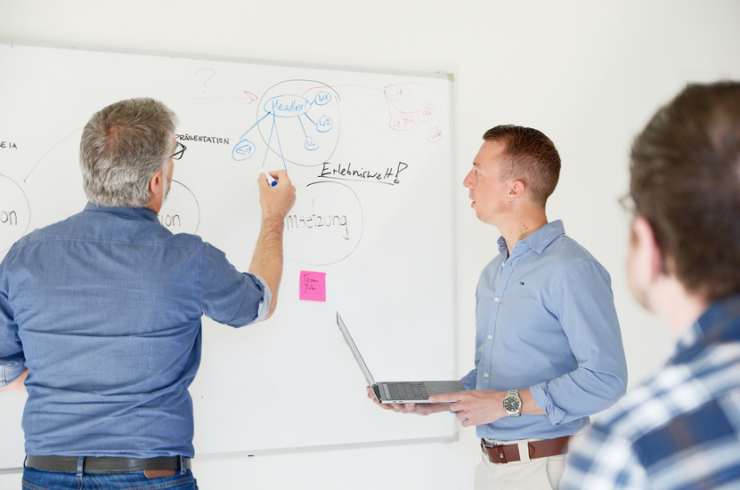 <ul> <li>Erfahrung in der Projektleitung oder Agenturumfeld – oder du hast einfach das Talent, Dinge gut zu koordinieren.</li> <li>Ein gutes Gespür für Kundenbedürfnisse, Prozesse und Prioritäten.</li> <li>Du schreibst gerne und klar – Offerten, Mails, kleine Texte oder Briefings gehen dir leicht von der Hand.</li> <li>Du kannst mit Tools wie Miro, Office, Teams, Slack (oder Ähnlichem) umgehen.</li> <li>Du bist neugierig, zuverlässig und magst es, wenn’s läuft – im Team und beim Kunden.</li> <li>Du sprichst und schreibst Deutsch stilsicher und kannst dich in Englisch gut verständigen.</li> </ul> <ul> <li>Erfahrung in der Projektleitung oder Agenturumfeld – oder du hast einfach das Talent, Dinge gut zu koordinieren.</li> <li>Ein gutes Gespür für Kundenbedürfnisse, Prozesse und Prioritäten.</li> <li>Du schreibst gerne und klar – Offerten, Mails, kleine Texte oder Briefings gehen dir leicht von der Hand.</li> <li>Du kannst mit Tools wie Miro, Office, Teams, Slack (oder Ähnlichem) umgehen.</li> <li>Du bist neugierig, zuverlässig und magst es, wenn’s läuft – im Team und beim Kunden.</li> <li>Du sprichst und schreibst Deutsch stilsicher und kannst dich in Englisch gut verständigen.</li> </ul>