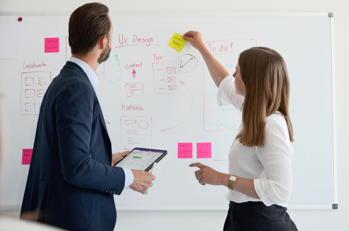 Product Owner/ Project Manager Tanja Schaer und Managing Director Patrick Aubert de la Ruue bei der Arbeit.