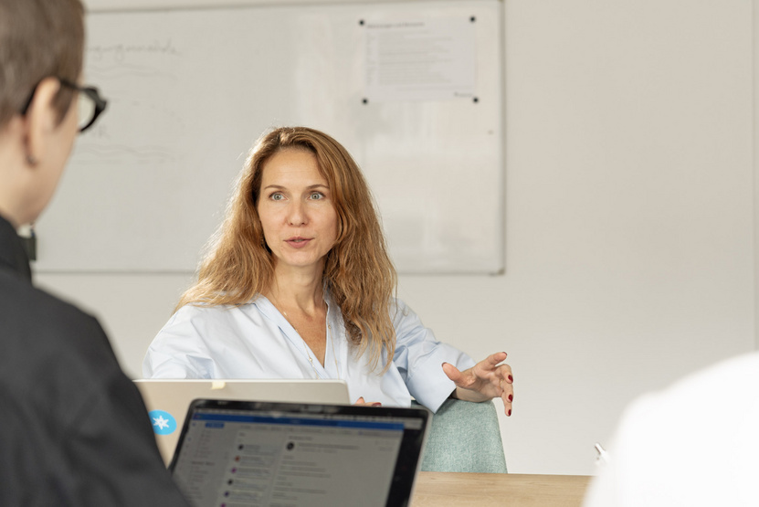 <p>Wir denken vernetzt, arbeiten agil und agieren als Partner auf Augenhöhe für und mit unseren Kunden. Unser breites Kundenportfolio&nbsp;macht uns stark und trägt uns in erfolgreichen sowie herausfordernden Zeiten. Diese Vielfalt leben wir auch im Team, mit unterschiedlichsten Werdegängen, Erfahrungen und Denkansätzen.</p>
<p class="btn-outline button"><a href="t3://page?uid=220">Unser Team</a></p>