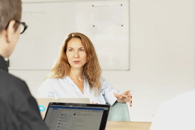 <p>Wir denken vernetzt, arbeiten agil und agieren als Partner auf Augenhöhe für und mit unseren Kunden. Unser breites Kundenportfolio&nbsp;macht uns stark und trägt uns in erfolgreichen sowie herausfordernden Zeiten. Diese Vielfalt leben wir auch im Team, mit unterschiedlichsten Werdegängen, Erfahrungen und Denkansätzen.</p>
<p class="btn-outline button"><a href="t3://page?uid=220">Unser Team</a></p>