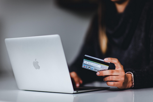 Bank-Website im neuen Design mit Fokus auf Nutzerfreundlichkeit und Sicherheit