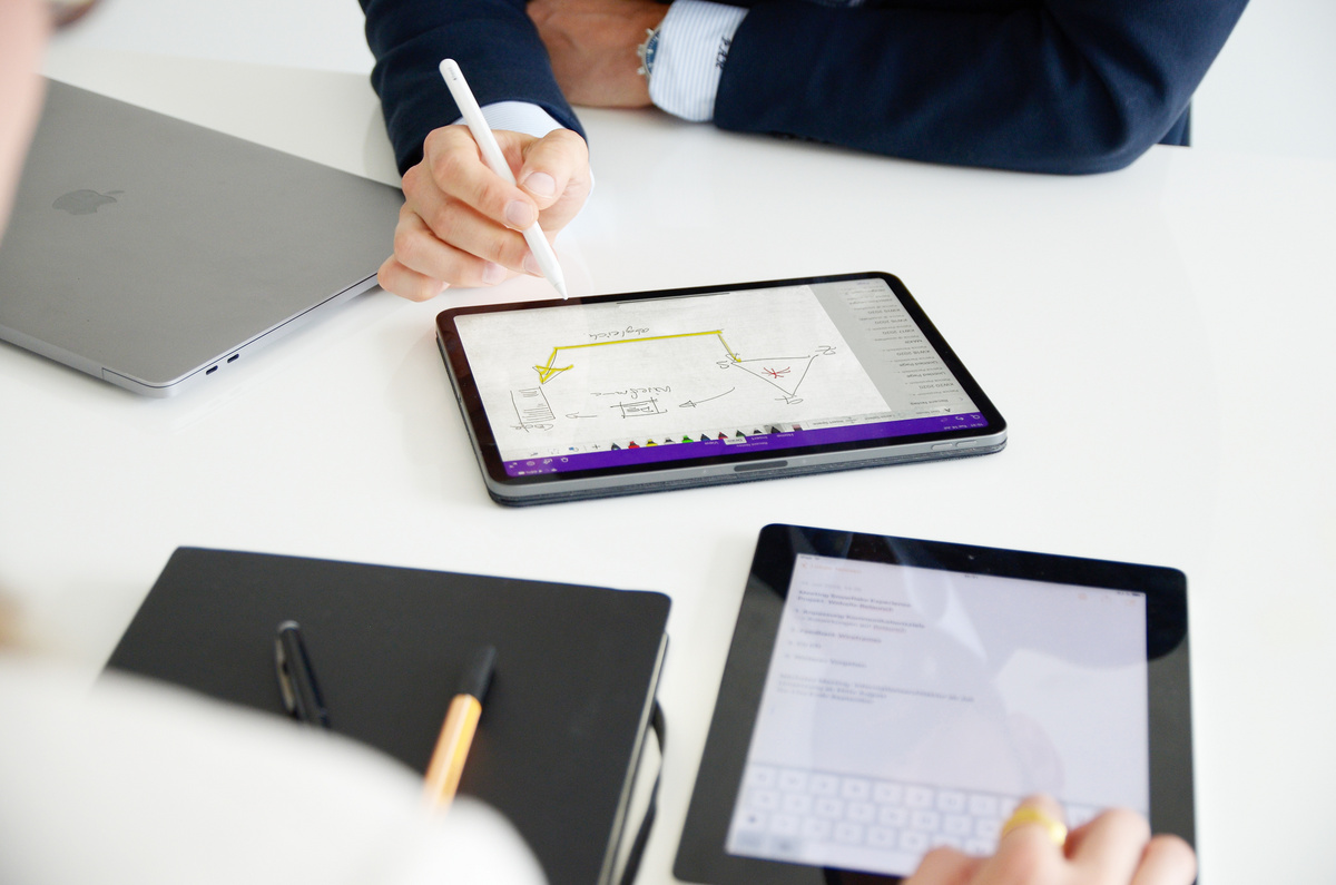 Person zeichnet auf ihrem Tablet eine Konzeptskizze für die Gestaltung einer Progressive Web App.